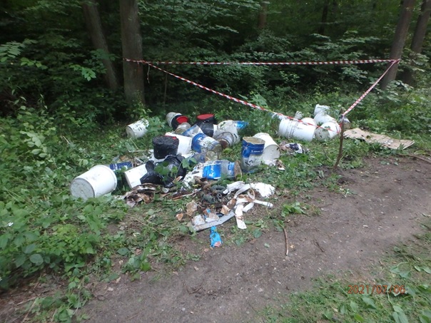 Porzucone odpady w lesie koło Brodnicy