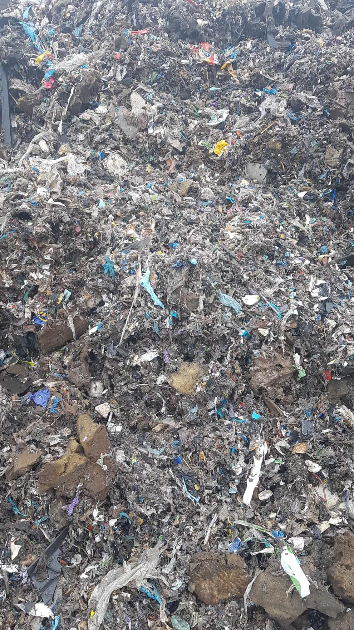 Odpady podrzucone na teren budowy w gm. Kruszwica
