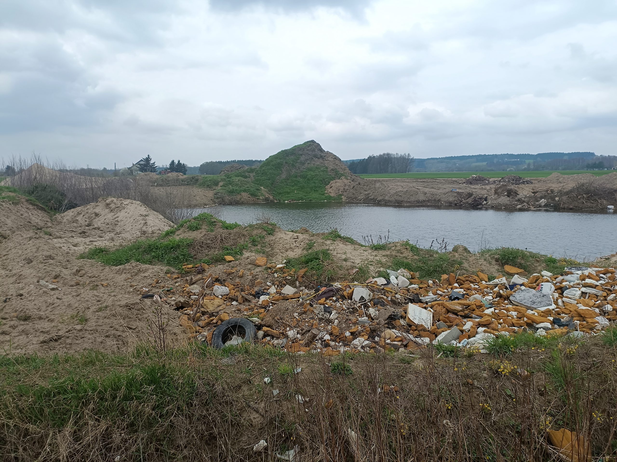 Zakopywanie odpadów w miejscowości Zławieś Mała