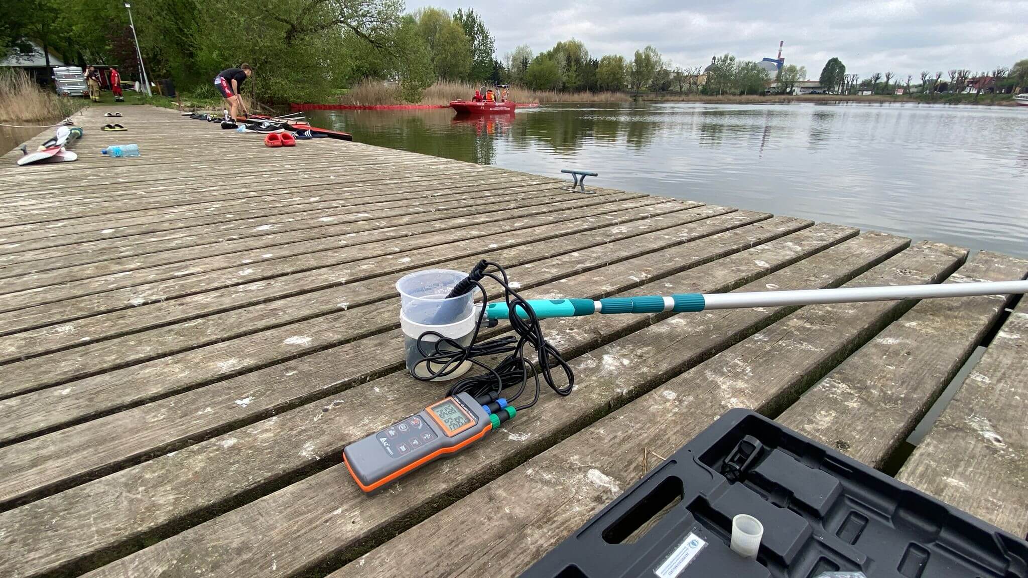 Plama substancji ropopochodnej na jeziorze Gopło