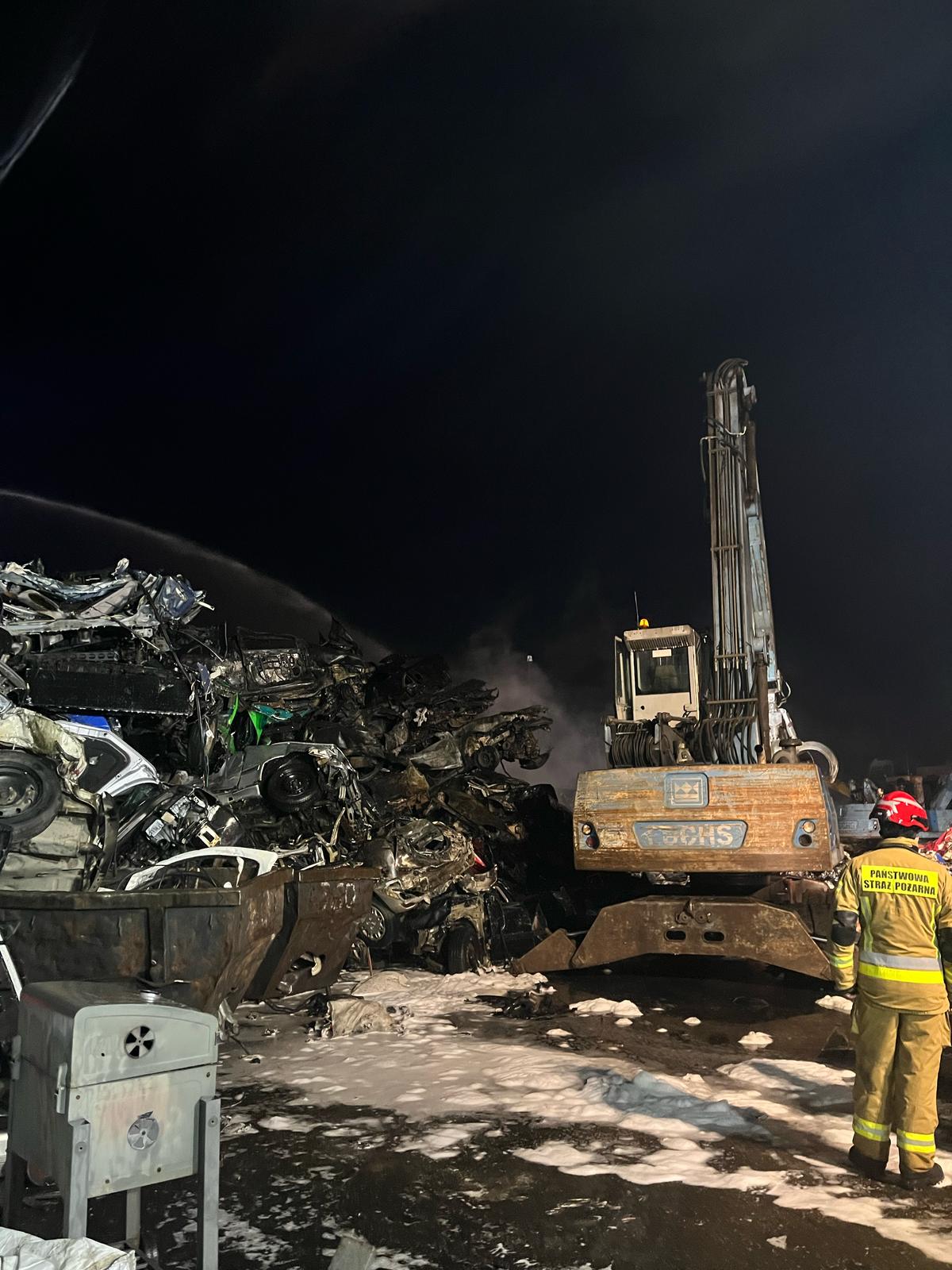 Pożar na stacji demontażu pojazdów w Ślesinie